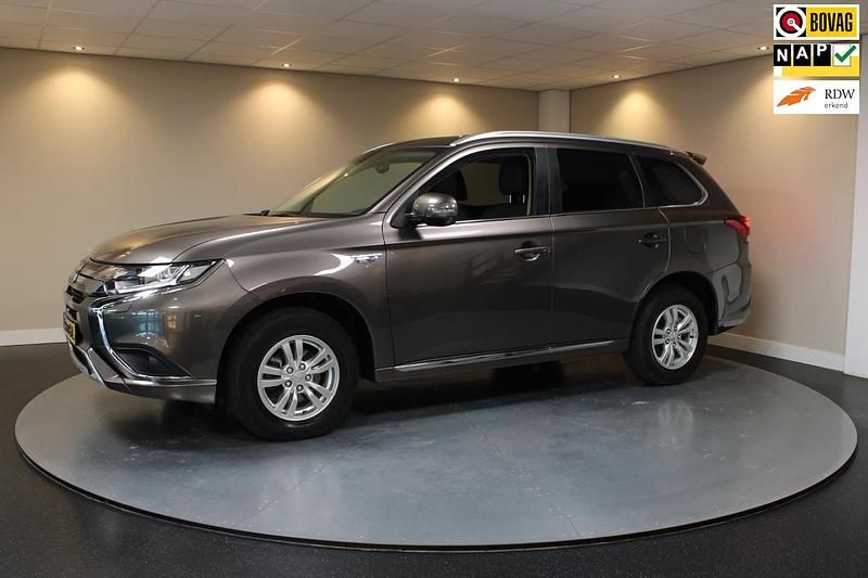 Bruin (metallic) Gebruikt 2018 Mitsubishi Outlander P-HEV SUV | € 19.440 (Super prijs) - Afbeelding 1/4