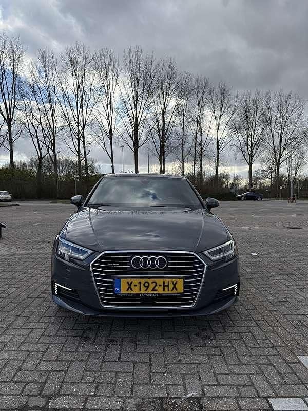 Grijs Gebruikt 2020 Audi A3 Hatchback | € 16.950 (Super prijs) - Afbeelding 1/4