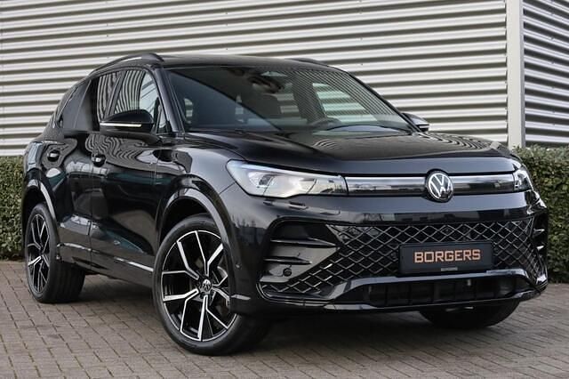 Zwart (metallic) Occasion 2025 VW Tiguan R-line SUV | € 59.450 - Afbeelding 1/4