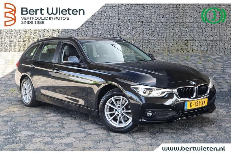 Zwart Gebruikt 2018 BMW 318 Stationwagen | € 16.290 - Afbeelding 1/3