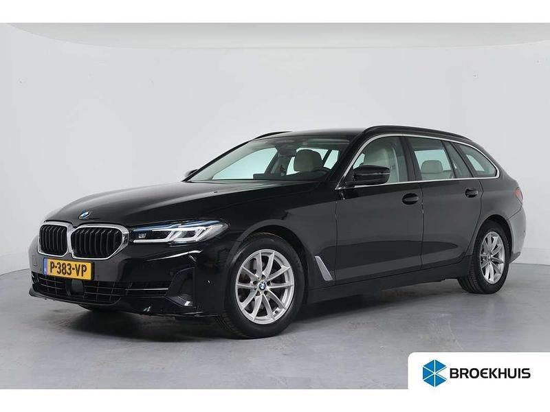 Zwart Gebruikt 2022 BMW 520 Comfort Edition Stationwagen | € 35.900 (Goede deal) - Afbeelding 1/4