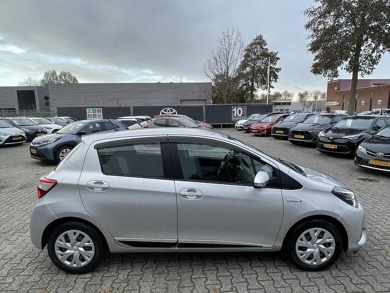 Occasion Toyota Yaris Hybrid Design 101 PK (74 kW) 2018 Grijs Hatchback