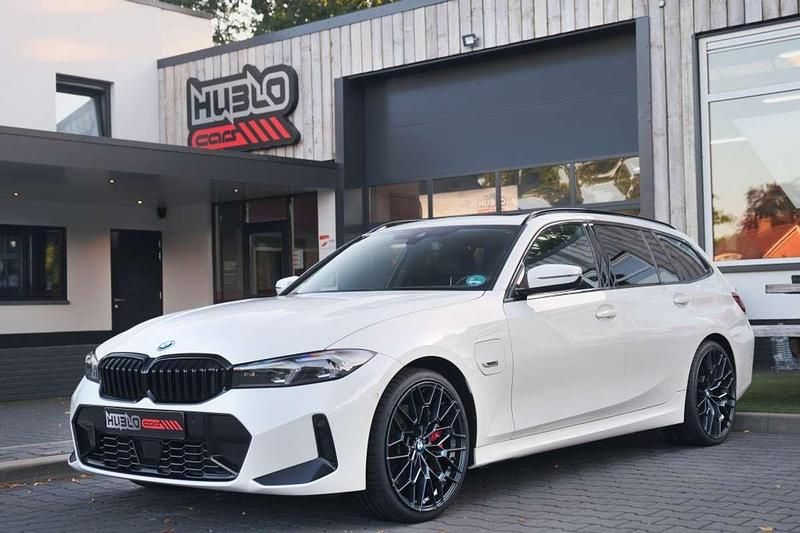 Wit Gebruikt 2023 BMW 330e M Sport Stationwagen | € 39.450 (Goede deal) - Afbeelding 1/4