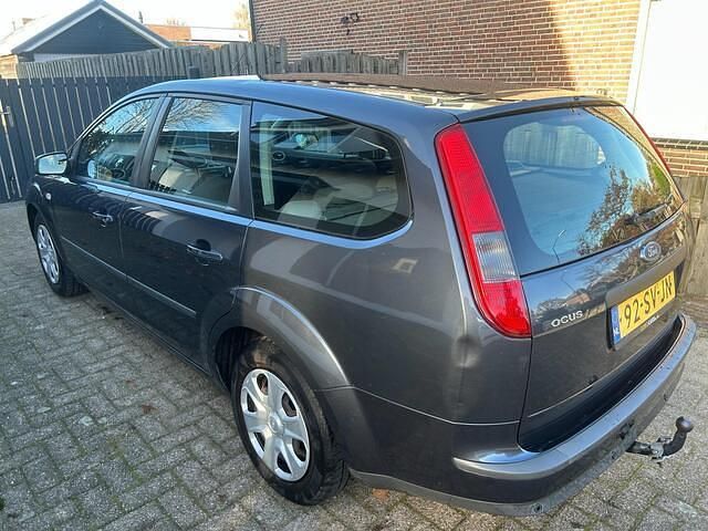 Grijs Gebruikt 2006 Ford Focus Futura Stationwagen | € 750 (Goede deal) - Afbeelding 1/3