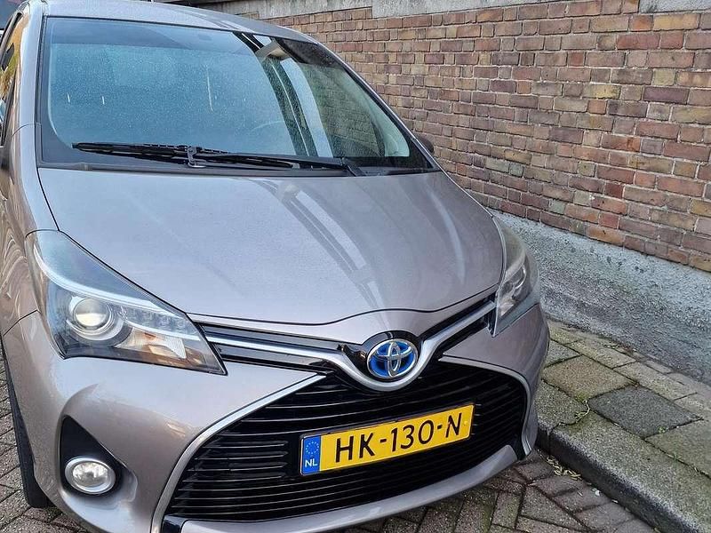 Bruin Occasion 2015 Toyota Yaris MPV | € 11.550 (Eerlijke prijs) - Afbeelding 1/4