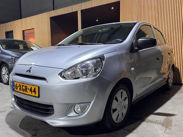 Grijs Occasion 2014 Mitsubishi Space Star Inform Hatchback | € 4.490 (Eerlijke prijs) - Afbeelding 1/4