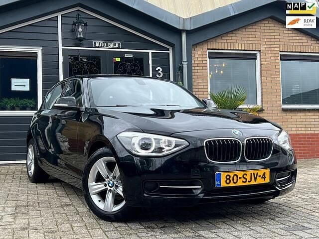 Zwart (metallic) Occasion 2011 BMW 116 Sport Line Hatchback | € 3.250 (Super prijs) - Afbeelding 1/4
