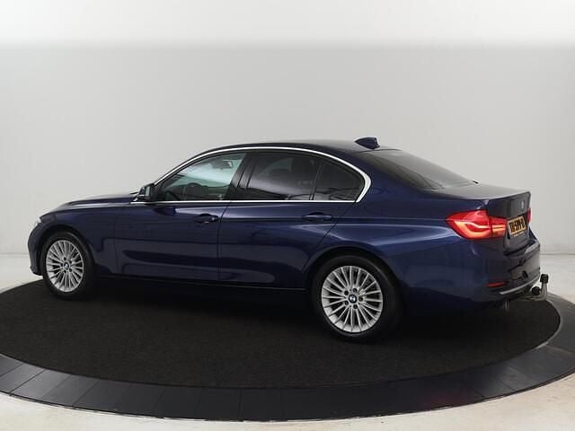 Blauw (metallic) Gebruikt 2018 BMW 318 Luxury Line Sedan | € 16.900 (Goede deal) - Afbeelding 1/4