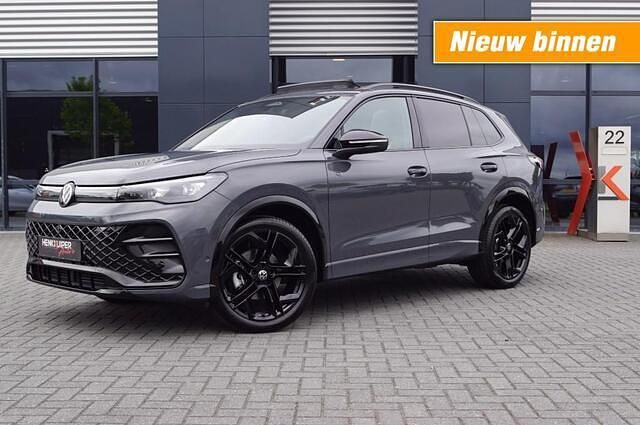 Grijs Gebruikt 2024 VW Tiguan R-line SUV | € 55.950 (Duur) - Afbeelding 1/4