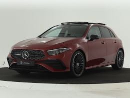Donker manufaktur patagoniërood metallic Gebruikt 2024 Mercedes 180 AMG line Sedan | € 43.950 - Afbeelding 1/4