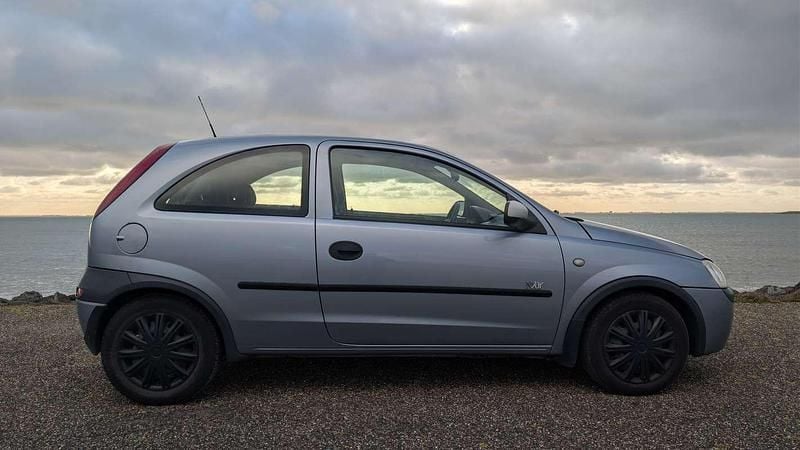 Zilver Occasion 2003 Opel Corsa Njoy Coupé | € 599 - Afbeelding 1/4