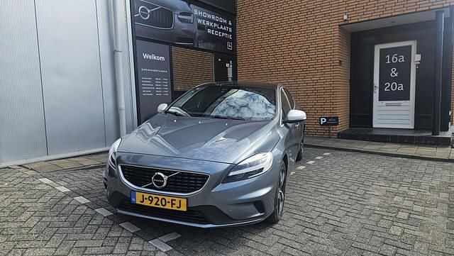 Grijs Gebruikt 2020 Volvo V40 R-Design Stationwagen | € 21.950 (Eerlijke prijs) - Afbeelding 1/4
