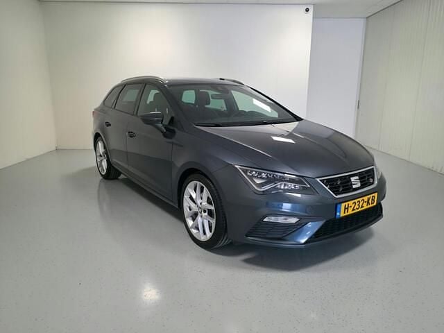 Grijs Gebruikt 2020 Seat Leon ST FR Stationwagen | € 15.495 (Goede deal) - Afbeelding 1/4