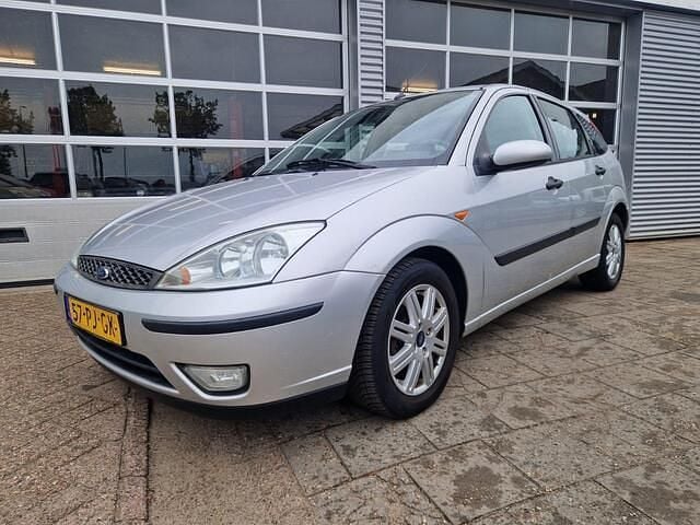 Grijs Gebruikt 2004 Ford Focus Futura Hatchback | € 1.199 (Eerlijke prijs) - Afbeelding 1/4