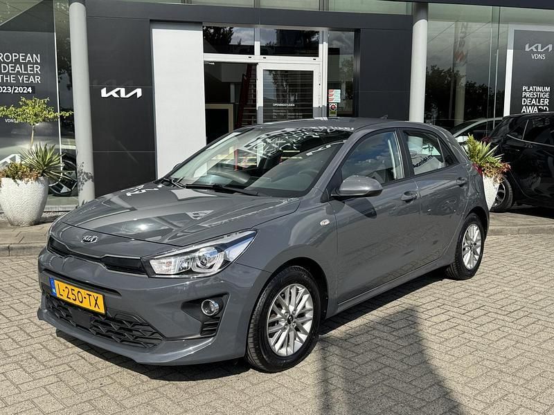 Grijs, metallic lak Gebruikt 2021 Kia Rio Hatchback | € 15.950 (Eerlijke prijs) - Afbeelding 1/4
