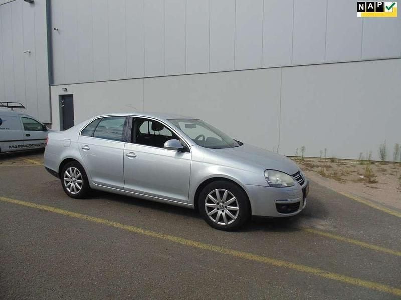 Grijs, metallic lak Occasion 2006 VW Jetta Comfortline Sedan | € 3.950 (Eerlijke prijs) - Afbeelding 1/4