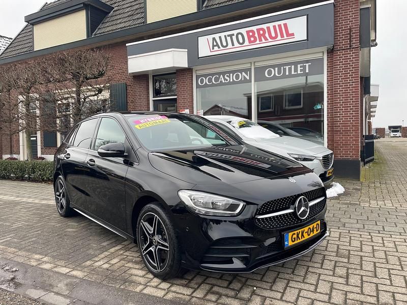 Zwart Occasion 2022 Mercedes B250 AMG line MPV | € 28.900 (Super prijs) - Afbeelding 1/4
