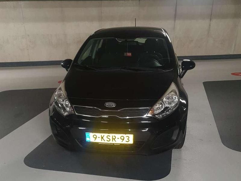 Zwart Gebruikt 2013 Kia Rio MPV | € 4.250 (Eerlijke prijs) - Afbeelding 1/4