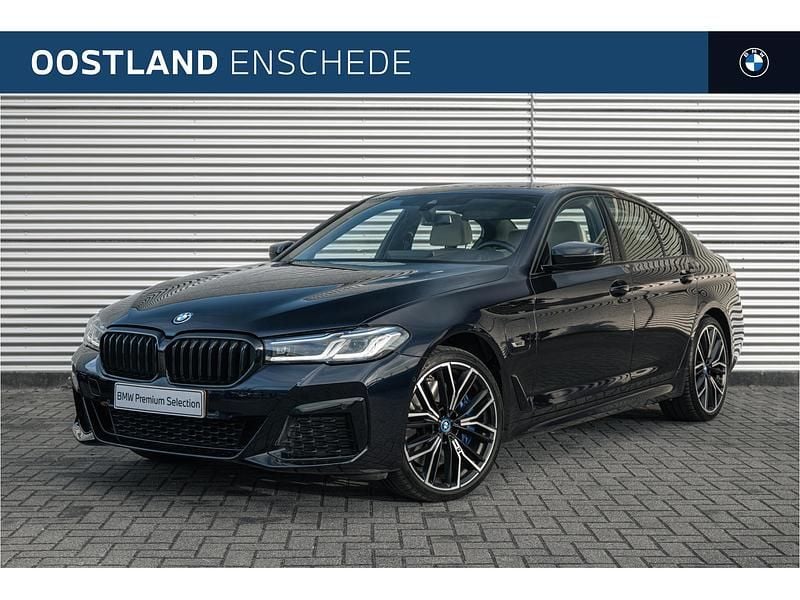 Zwart Occasion 2021 BMW 545e Executive Sedan | € 49.950 (Eerlijke prijs) - Afbeelding 1/4