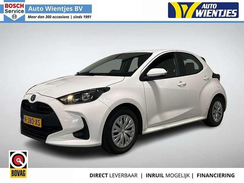 Wit Occasion 2022 Toyota Yaris Hybrid Active Hatchback | € 15.950 (Super prijs) - Afbeelding 1/4