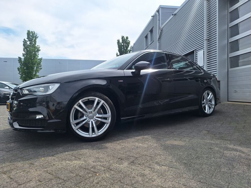 Zwart Gebruikt 2016 Audi A3 Sport Sedan | € 15.499 (Eerlijke prijs) - Afbeelding 1/4