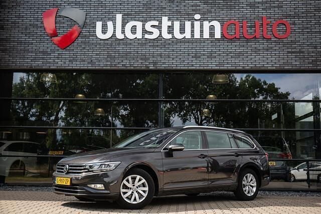 Grijs Gebruikt 2020 VW Passat Comfortline Stationwagen | € 24.950 (Goede deal) - Afbeelding 1/4