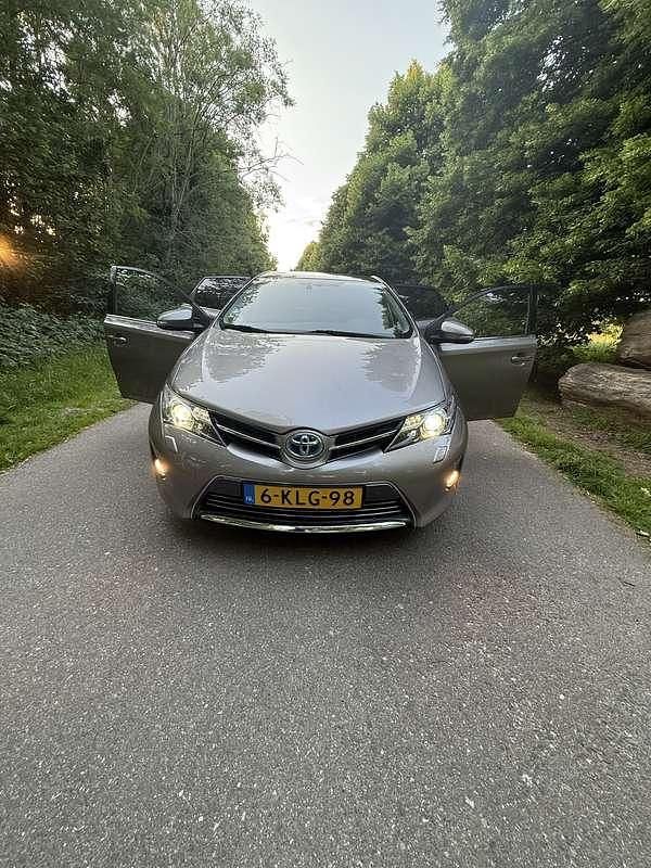 Gebruikt 2013 Toyota Auris Hybrid Executive Sedan | € 11.750 (Eerlijke prijs) - Afbeelding 1/4