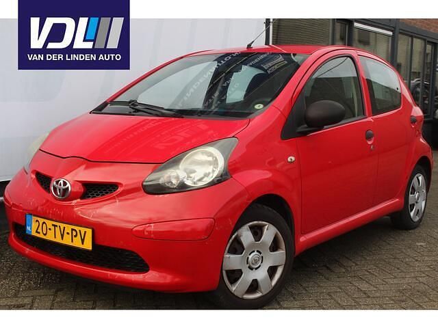 Rood Occasion 2007 Toyota Aygo Hatchback | € 1.950 (Eerlijke prijs) - Afbeelding 1/4