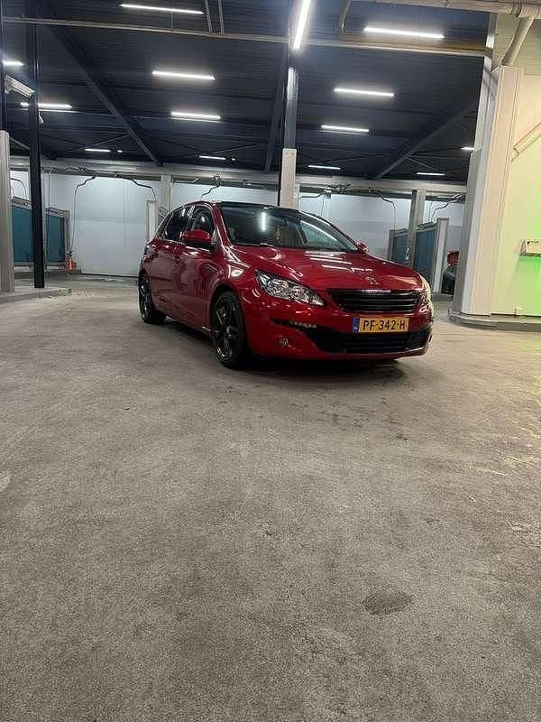 Rood Gebruikt 2017 Peugeot 308 Hatchback | € 6.000 (Super prijs) - Afbeelding 1/4