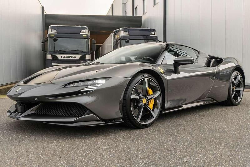 Grijs, metallic lak Gebruikt 2022 Ferrari SF90 Coupé | € 439.950 - Afbeelding 1/4