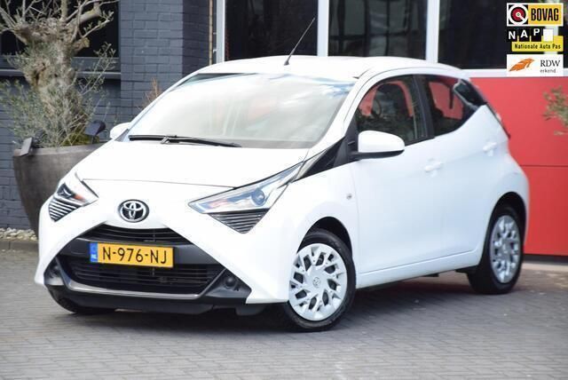 Wit Gebruikt 2022 Toyota Aygo X-play Hatchback | € 10.950 (Super prijs) - Afbeelding 1/3