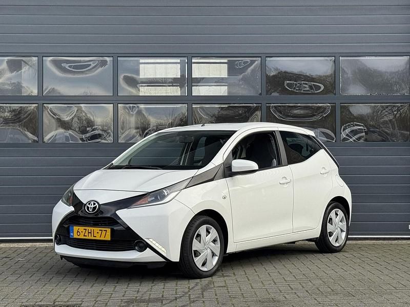 Wit Gebruikt 2014 Toyota Aygo X-play Hatchback | € 7.450 (Eerlijke prijs) - Afbeelding 1/3
