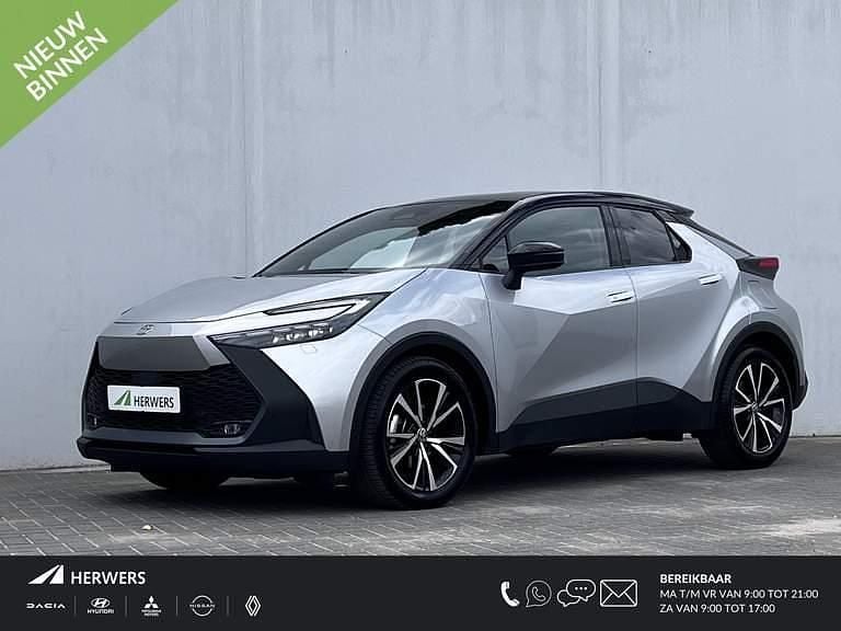 Dark grey metallic / night time black metalic (grijs metallic) Gebruikt 2024 Toyota C-HR Business Edition SUV | € 32.985 (Goede deal) - Afbeelding 1/4