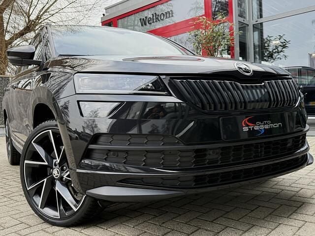 Zwart (metallic) Occasion 2022 Skoda Karoq SportLine SUV | € 28.950 (Super prijs) - Afbeelding 1/4