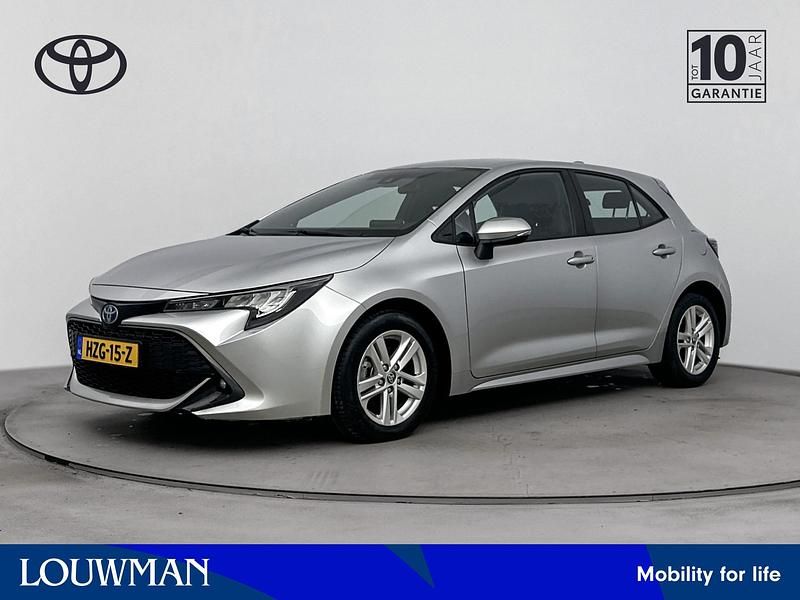 Shimmering silver metallic (zilver metallic) Gebruikt 2022 Toyota Corolla Hybrid Active Hatchback | € 22.400 (Eerlijke prijs) - Afbeelding 1/3