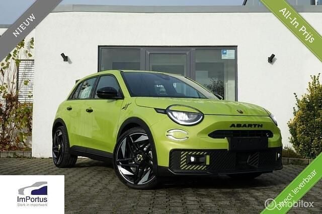 Groen (parellak) Nieuw 2025 Abarth 600e Turismo SUV | € 37.850 (Goede deal) - Afbeelding 1/4