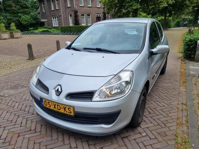 Grijs Gebruikt 2007 Renault Clio II Expression Hatchback | € 1.699 (Eerlijke prijs) - Afbeelding 1/4