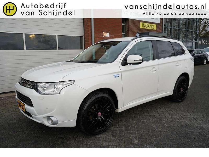 Wit Occasion 2014 Mitsubishi Outlander P-HEV Edition SUV | € 11.945 (Eerlijke prijs) - Afbeelding 1/4