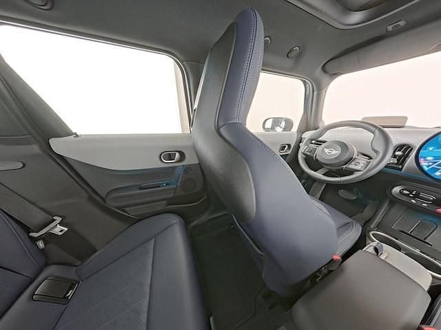 Occasion Mini Cooper Favoured 114 kW (156 PK) 2025 Blauw Hatchback