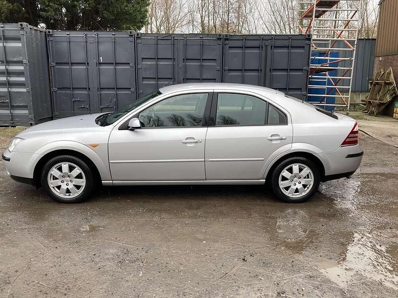 Occasion Ford Mondeo Trend 125 PK (91 kW) 2002 Grijs (metallic) Hatchback