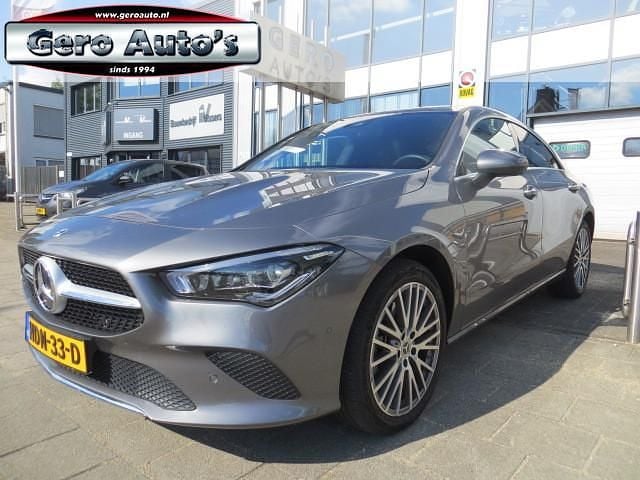 Grijs Gebruikt 2022 Mercedes CLA250e Luxury Sedan | € 35.900 (Goede deal) - Afbeelding 1/4
