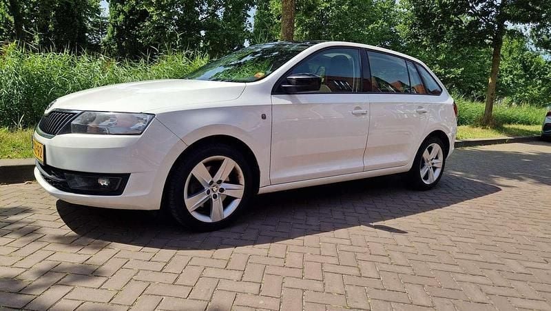 Wit Gebruikt 2015 Skoda Rapid Style Hatchback | € 6.920 (Eerlijke prijs) - Afbeelding 1/4