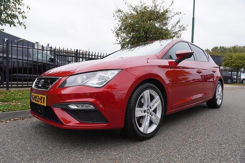 Rood Gebruikt 2019 Seat Leon FR Hatchback | € 17.945 (Eerlijke prijs) - Afbeelding 1/4