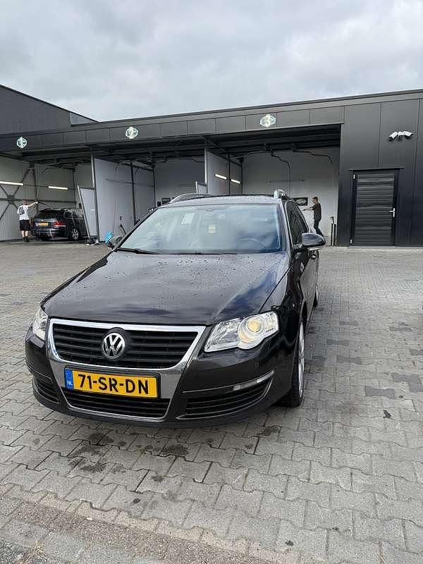 Zwart Gebruikt 2006 VW Passat Highline Stationwagen | € 2.999 (Eerlijke prijs) - Afbeelding 1/4