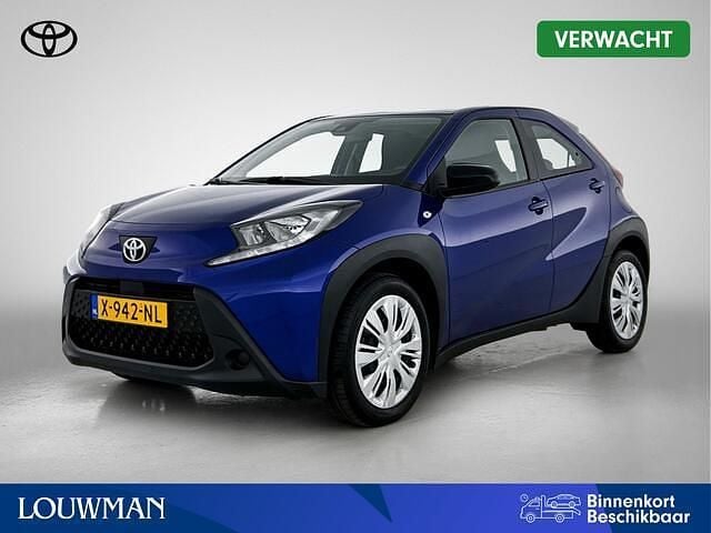 Blauw (metallic) Occasion 2024 Toyota Aygo X Play SUV | € 17.850 (Goede deal) - Afbeelding 1/4