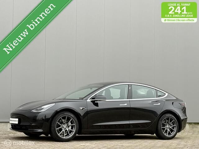 Zwart (metallic) Gebruikt 2020 Tesla Model 3 Standard Range Sedan | € 17.995 (Eerlijke prijs) - Afbeelding 1/4