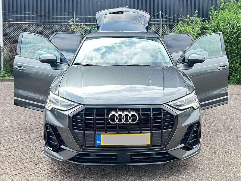 Zwart Gebruikt 2022 Audi Q3 SUV | € 23.900 - Afbeelding 1/4