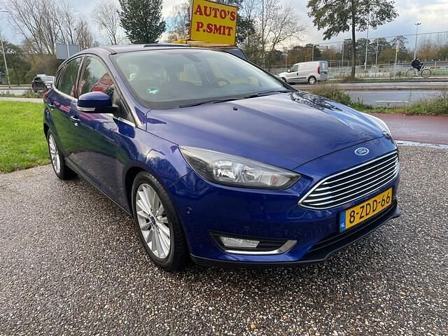 Blauw (metallic) Gebruikt 2014 Ford Focus Hatchback | € 6.500 (Eerlijke prijs) - Afbeelding 1/4