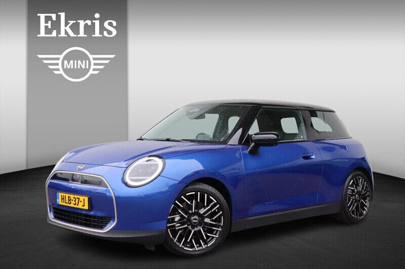 Blauw Gebruikt 2025 Mini Cooper Favoured Hatchback | € 30.900 - Afbeelding 1/4