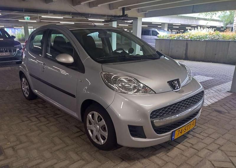 Zilver Gebruikt 2011 Peugeot 107 Hatchback | € 3.850 (Eerlijke prijs) - Afbeelding 1/4